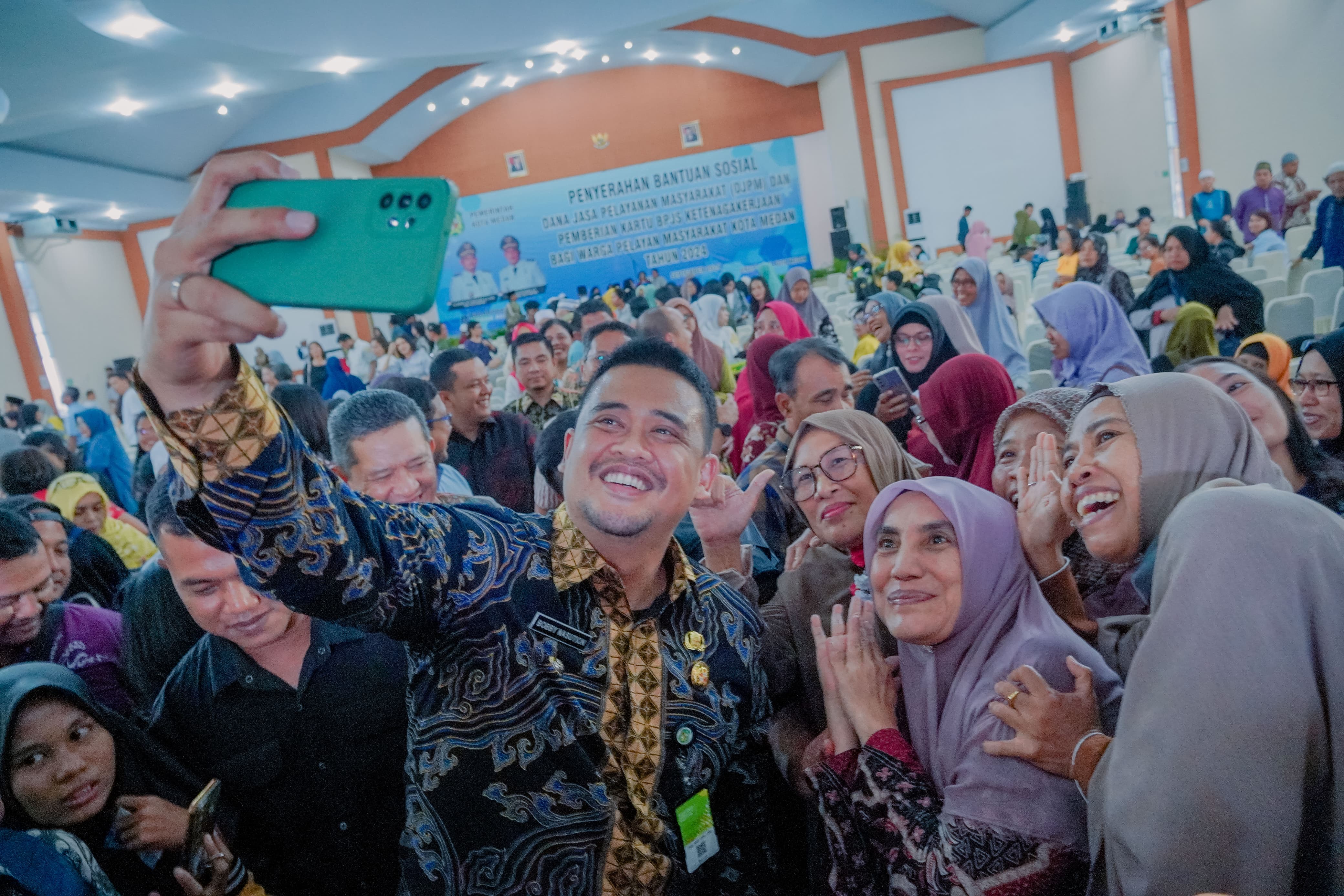 Bobby Nasution Berikan Bantuan Sosial DJPM kepada 13.959 Pelayan Masyarakat dan Serahkan Kartu BPJS Ketenagakerjaan